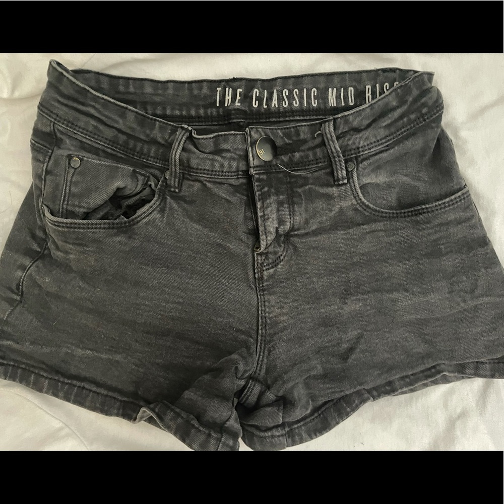 Cotton on. Classic mid-rise. Stretchy black short.